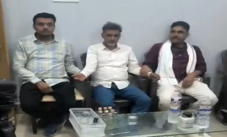 EOW की बड़ी कार्रवाई मऊगंज में सचिव ने मांगी 1 लाख की रिश्वत, पकड़ा गया EOW की बड़ी कार्रवाई मऊगंज में सचिव ने मांगी 1 लाख की रिश्वत, पकड़ा गया