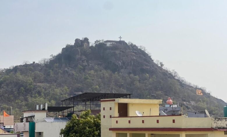 क्रॉस हिल पर गूंजी डरावनी आवाजें, पहाड़ी पर दिखे कई जंगली भालू क्रॉस हिल पर गूंजी डरावनी आवाजें, पहाड़ी पर दिखे कई जंगली भालू