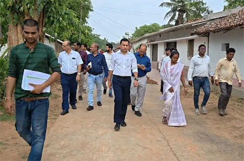 राष्ट्रीय जल जीवन मिशन के संचालक ने योजना के संचालन, जल वितरण प्रणाली व पानी की गुणवत्ता देखी राष्ट्रीय जल जीवन मिशन के संचालक ने योजना के संचालन, जल वितरण प्रणाली व पानी की गुणवत्ता देखी