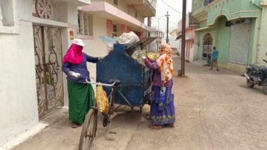 45 डिग्री गर्मी में सफाई मित्र बहनों की कठिन ड्यूटी, राहत की मांग बढ़ी