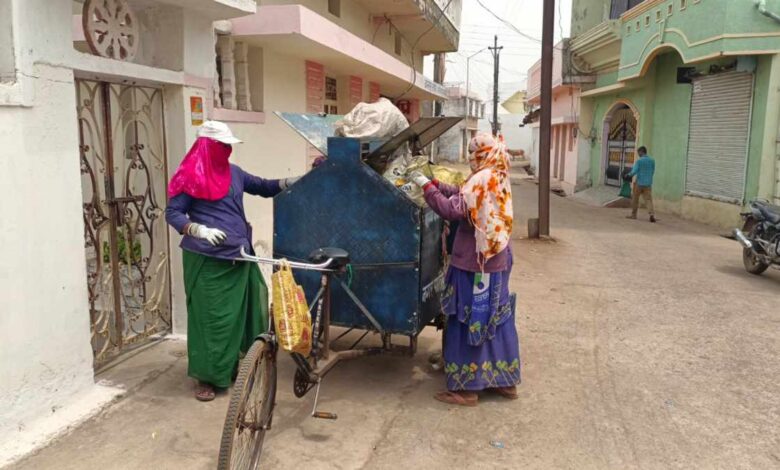 45 डिग्री गर्मी में सफाई मित्र बहनों की कठिन ड्यूटी, राहत की मांग बढ़ी 45 डिग्री गर्मी में सफाई मित्र बहनों की कठिन ड्यूटी, राहत की मांग बढ़ी