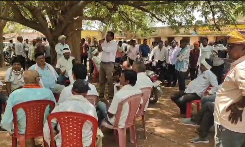फिंगेश्वर में किसान-कांग्रेस का जोरदार आंदोलन खाद-बीज और बिजली मुद्दों पर चक्काजाम फिंगेश्वर में किसान-कांग्रेस का जोरदार आंदोलन खाद-बीज और बिजली मुद्दों पर चक्काजाम