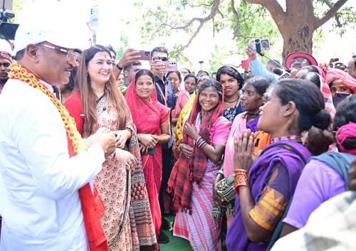 एक चौपाल ऐसा भी जहाँ खुशियों और तालियों की रही गूंज