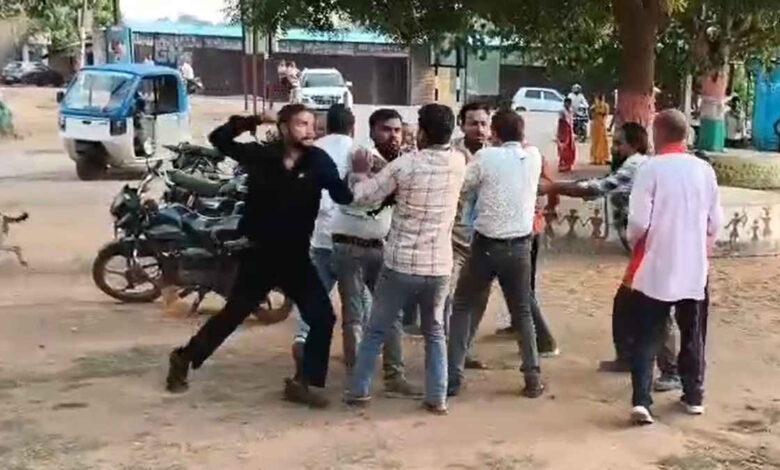 वाड्रफनगर तहसील में जमीन विवाद ने लिया हिंसक रूप, कोर्ट परिसर में दोनों पक्षों में जमकर मारपीट