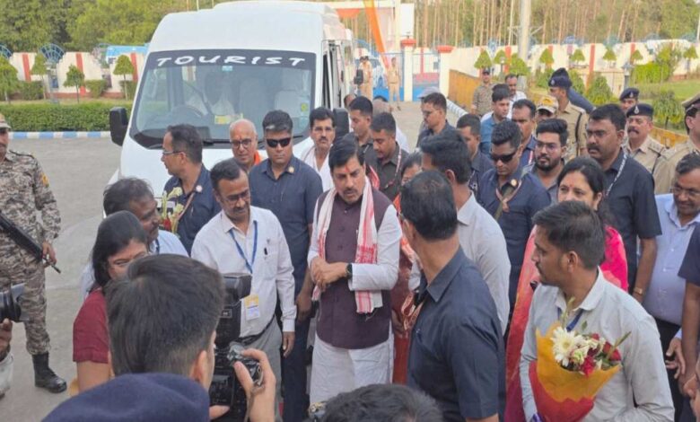 सिंगरौली में सादगी की मिसाल काफिला छोड़ बस से कार्यक्रम स्थल पहुंचे सीएम मोहन यादव