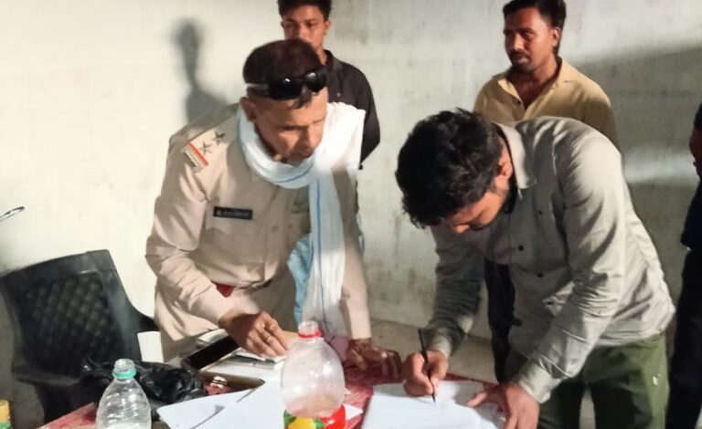 महासमुंद में शराब मिलावट का भंडाफोड़ पिथौरा दुकान पर छापा, 4 कर्मचारी गिरफ्तार महासमुंद में शराब मिलावट का भंडाफोड़ पिथौरा दुकान पर छापा, 4 कर्मचारी गिरफ्तार