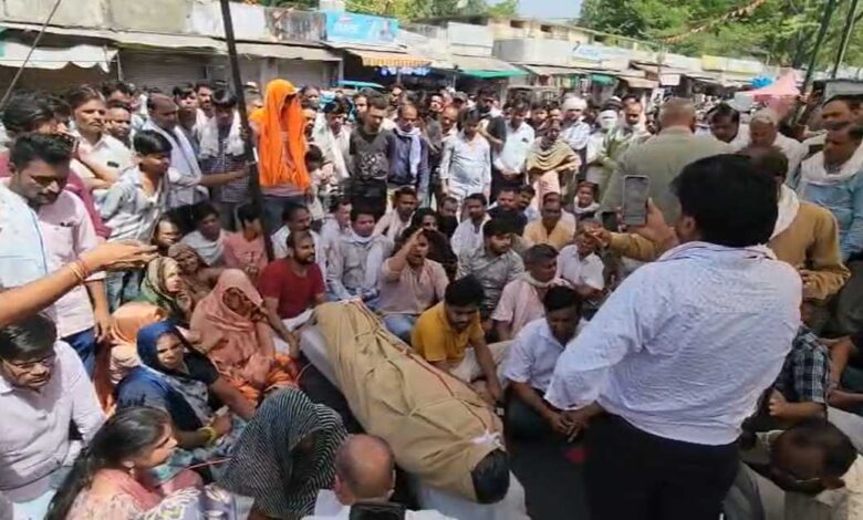 जनसुनवाई के दौरान बड़ा हादसा बुजुर्ग की मौत से आक्रोश, शव रखकर प्रदर्शन
