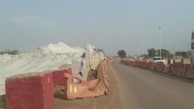अभनपुर में निर्माण लापरवाही पर सवाल ओवरब्रिज साइट पर डस्ट और मलबे से हादसे की आशंका