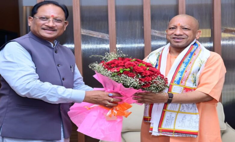बस्तर बैठक में सीएम साय ने किया योगी आदित्यनाथ का भव्य स्वागत, विकास और समन्वय पर चर्चा बस्तर बैठक में सीएम साय ने किया योगी आदित्यनाथ का भव्य स्वागत, विकास और समन्वय पर चर्चा