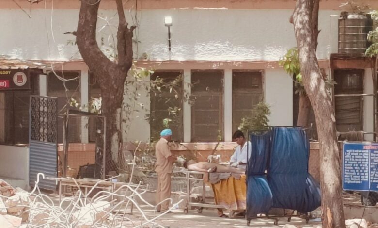 भोपाल हमीदिया अस्पताल में शर्मनाक घटना खुले में शव की सिलाई, प्रशासन पर उठे सवाल भोपाल हमीदिया अस्पताल में शर्मनाक घटना खुले में शव की सिलाई, प्रशासन पर उठे सवाल