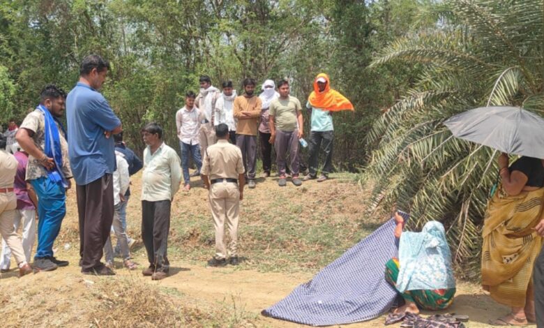 कोटमी सोनार में युवक की लाश मिलने से मचा हड़कंप, महुआ शराब भी मिली पास में कोटमी सोनार में युवक की लाश मिलने से मचा हड़कंप, महुआ शराब भी मिली पास में