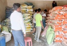 खाद कालाबाजारी पर प्रशासन का शिकंजा, 7 दुकानों के लाइसेंस निलंबित