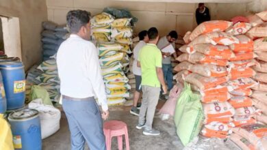 खाद कालाबाजारी पर प्रशासन का शिकंजा, 7 दुकानों के लाइसेंस निलंबित