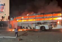 बस में आग लगते ही चीख-पुकार, कांच तोड़कर बचाई गई जान