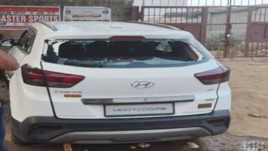 रूम न मिलने पर नकाबपोश बदमाशों ने कार के शीशे तोड़े, CCTV में कैद वारदात