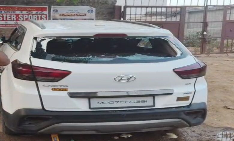 रूम न मिलने पर नकाबपोश बदमाशों ने कार के शीशे तोड़े, CCTV में कैद वारदात