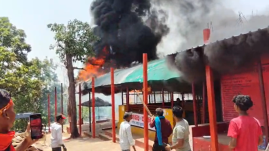 अगरबत्ती से लगी आग ने मचाया हड़कंप, मंदिर परिसर में अफरा-तफरी अगरबत्ती से लगी आग ने मचाया हड़कंप, मंदिर परिसर में अफरा-तफरी