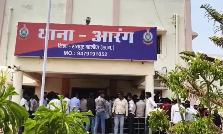 आरंग में मारपीट मामले में बड़ी कार्रवाई, रायपुर एयरपोर्ट से दो आरोपी गिरफ्तार आरंग में मारपीट मामले में बड़ी कार्रवाई, रायपुर एयरपोर्ट से दो आरोपी गिरफ्तार