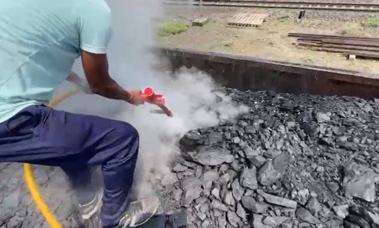 गतौरा में कोयला लदी मालगाड़ी के वैगन में आग, रेल यातायात प्रभावित गतौरा में कोयला लदी मालगाड़ी के वैगन में आग, रेल यातायात प्रभावित