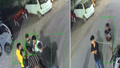 नशे में कॉलोनी में घुसकर युवक पर डंडे से हमला, CCTV वायरल