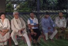 शिवनंदनपुर चुनाव विवाद आर्म्स एक्ट केस पर कांग्रेस का हंगामा, थाने के बाहर धरना जारी