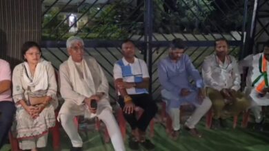 शिवनंदनपुर चुनाव विवाद आर्म्स एक्ट केस पर कांग्रेस का हंगामा, थाने के बाहर धरना जारी