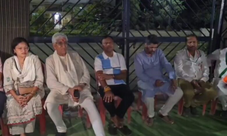 शिवनंदनपुर चुनाव विवाद आर्म्स एक्ट केस पर कांग्रेस का हंगामा, थाने के बाहर धरना जारी