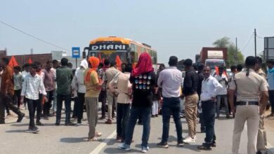 शराब भट्ठी हटाने की मांग, ABVP और छात्रों ने NH-30 पर किया चक्काजाम