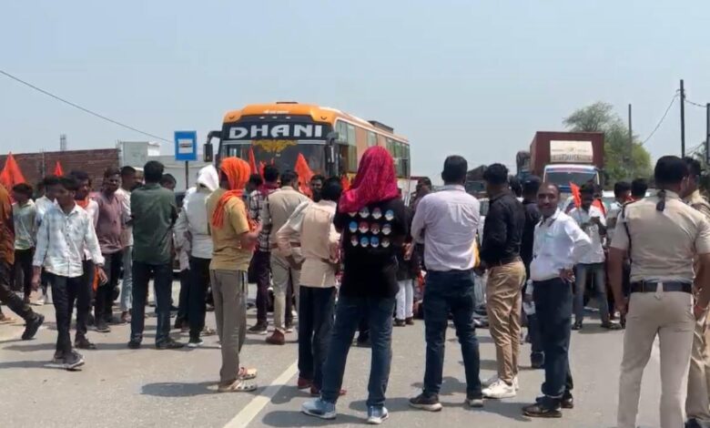 शराब भट्ठी हटाने की मांग, ABVP और छात्रों ने NH-30 पर किया चक्काजाम