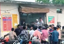 खैरागढ़ की सरकारी शराब दुकान में अव्यवस्था और ओवररेटिंग का आरोप, ग्राहक परेशान