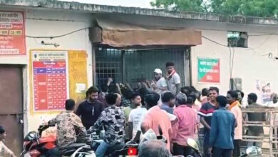 खैरागढ़ की सरकारी शराब दुकान में अव्यवस्था और ओवररेटिंग का आरोप, ग्राहक परेशान