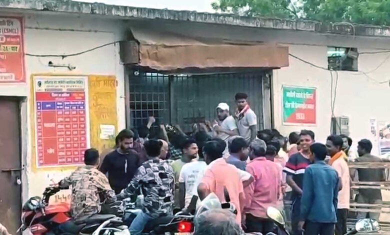 खैरागढ़ की सरकारी शराब दुकान में अव्यवस्था और ओवररेटिंग का आरोप, ग्राहक परेशान