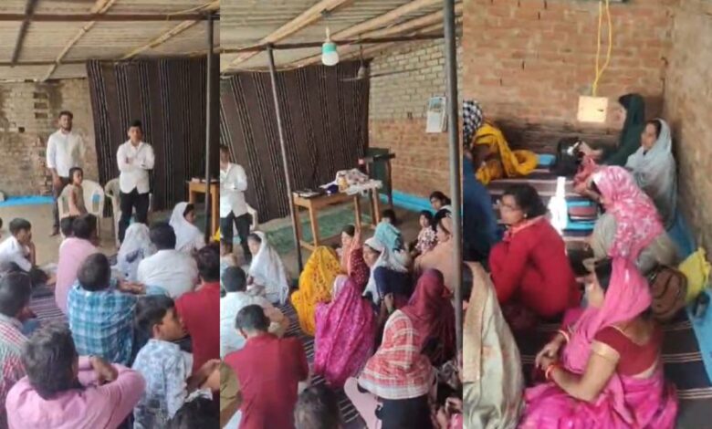 मोहरा गांव में प्रार्थना सभा के दौरान धर्मांतरण का आरोप, तीन लोगों पर केस दर्ज मोहरा गांव में प्रार्थना सभा के दौरान धर्मांतरण का आरोप, तीन लोगों पर केस दर्ज