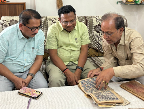 सरगुजा में मिलीं 140 वर्ष पुरानी तंत्र साधना की दुर्लभ पांडुलिपियां, सम्भागायुक्त ने किया अवलोकन सरगुजा में मिलीं 140 वर्ष पुरानी तंत्र साधना की दुर्लभ पांडुलिपियां, सम्भागायुक्त ने किया अवलोकन