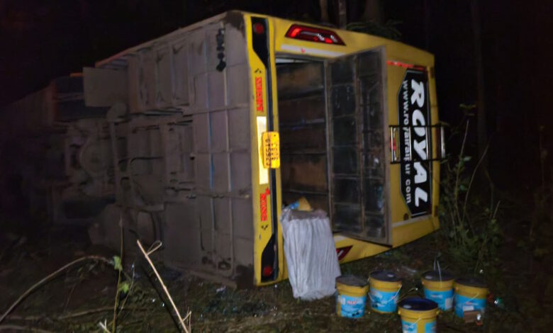 नेशनल हाईवे-30 पर बड़ा सड़क हादसा, बस पलटने से शिक्षिका की मौत, 15 यात्री घायल