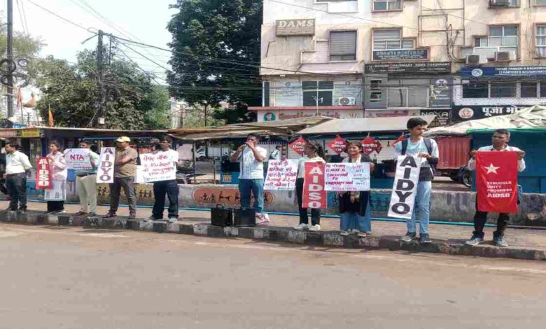 NEET-UG पेपर लीक के खिलाफ भोपाल में प्रदर्शन, NTA को खत्म करने की उठी मांग