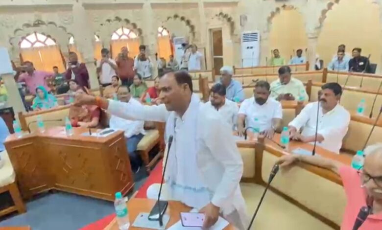 नगर निगम परिषद में हंगामा, अधिकारियों के फोन न उठाने पर कॉल टेस्ट फेल