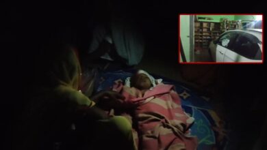 दुकान में घुसी अनियंत्रित कार, मां की गोद में बैठे मासूम की मौत दुकान में घुसी अनियंत्रित कार, मां की गोद में बैठे मासूम की मौत