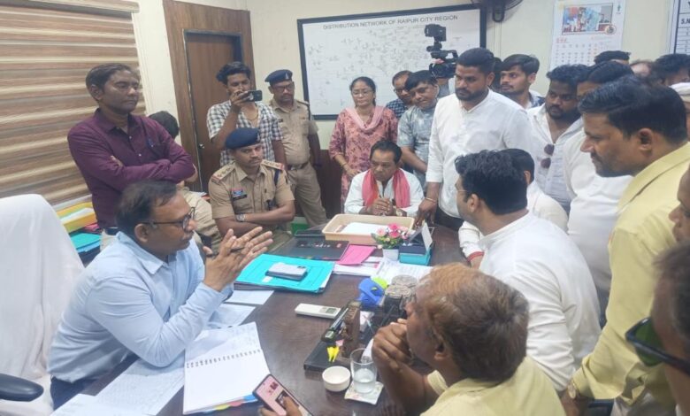 रायपुर में बिजली समस्या को लेकर हंगामा कांग्रेस का प्रदर्शन, CSEB दफ्तर का घेराव रायपुर में बिजली समस्या को लेकर हंगामा कांग्रेस का प्रदर्शन, CSEB दफ्तर का घेराव