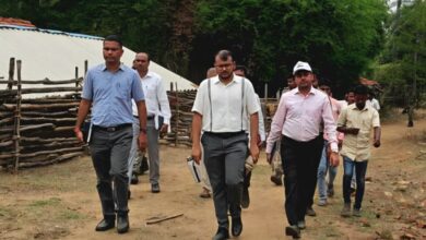 सुकमा के नक्सल प्रभावित गांवों में पहली बार पहुंचे कलेक्टर, मोटरसाइकिल से किया ऐतिहासिक दौरा