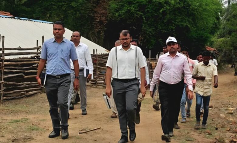 सुकमा के नक्सल प्रभावित गांवों में पहली बार पहुंचे कलेक्टर, मोटरसाइकिल से किया ऐतिहासिक दौरा सुकमा के नक्सल प्रभावित गांवों में पहली बार पहुंचे कलेक्टर, मोटरसाइकिल से किया ऐतिहासिक दौरा