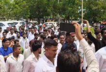 मारपीट के आरोप से भड़का समाज, थाने के बाहर भारी प्रदर्शन और तनाव