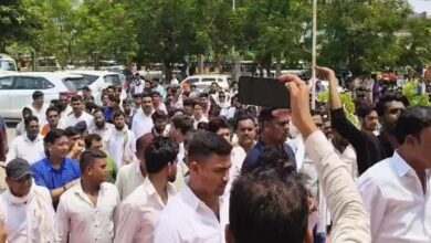 मारपीट के आरोप से भड़का समाज, थाने के बाहर भारी प्रदर्शन और तनाव