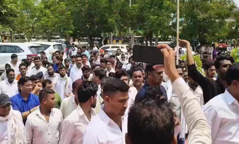 मारपीट के आरोप से भड़का समाज, थाने के बाहर भारी प्रदर्शन और तनाव