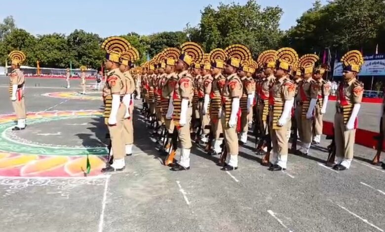 भोपाल में नव आरक्षकों का भव्य दीक्षांत 617 जवान पुलिस बल में शामिल, DGP ने ली परेड की सलामी भोपाल में नव आरक्षकों का भव्य दीक्षांत 617 जवान पुलिस बल में शामिल, DGP ने ली परेड की सलामी