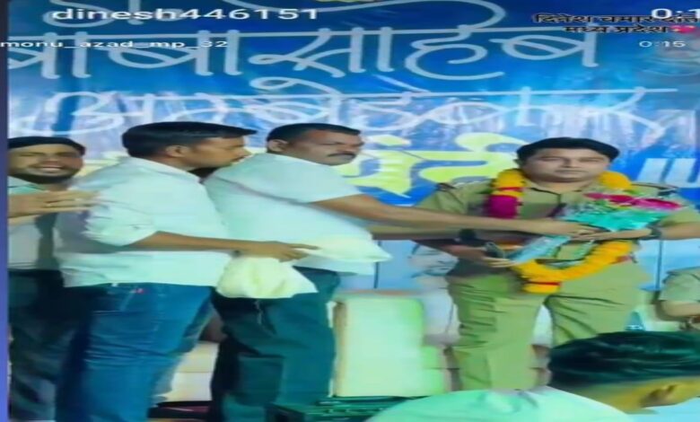 हिस्ट्रीशीटर से मंच पर स्वागत कराने पर एसडीओपी और टीआई को नोटिस