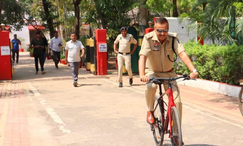 PM मोदी की अपील पर एक्शन में कबीरधाम पुलिस, साइकिल से ऑफिस पहुंचे एसपी