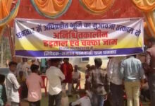 वाड्रफनगर में मुआवजा विवाद अधिग्रहित जमीन के भुगतान में देरी पर किसानों का प्रदर्शन