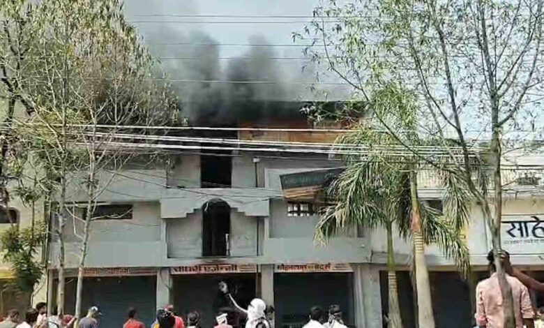 व्यापार विहार में आग का तांडव, तेल गोदाम में लगी भीषण आग
