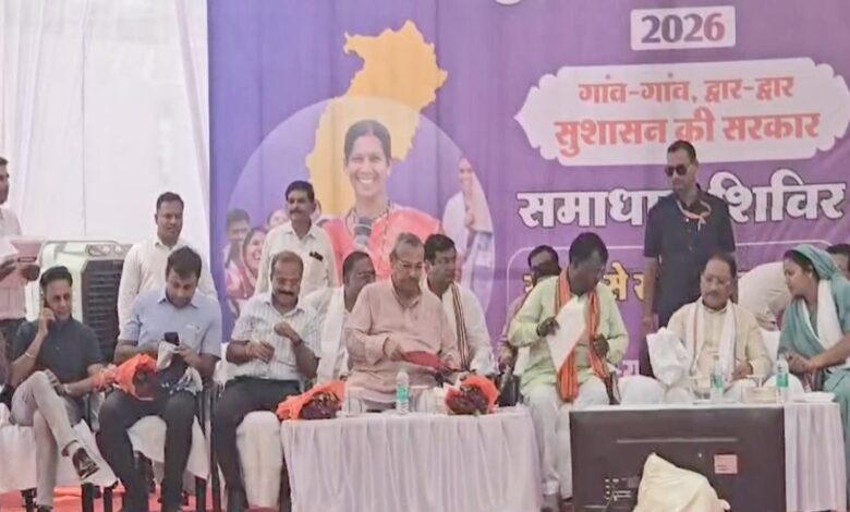 सूरजपुर दौरे पर सीएम साय, तेंदूपत्ता संग्राहकों से मिलकर सुनी समस्याएं सूरजपुर दौरे पर सीएम साय, तेंदूपत्ता संग्राहकों से मिलकर सुनी समस्याएं